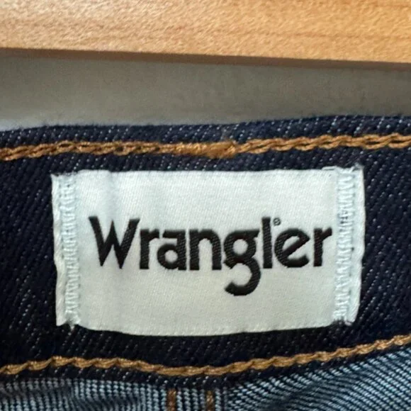 BRAND NEW Wrangler Dark Wash Low Stretch Straight Jean in W32 L32